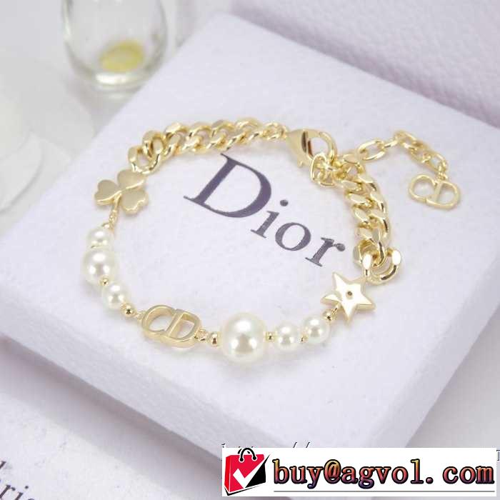 ブレスレット 2019年春夏流行ファッション ディオールファッションにトレンド  DIOR トレンド感があって涼しげ
