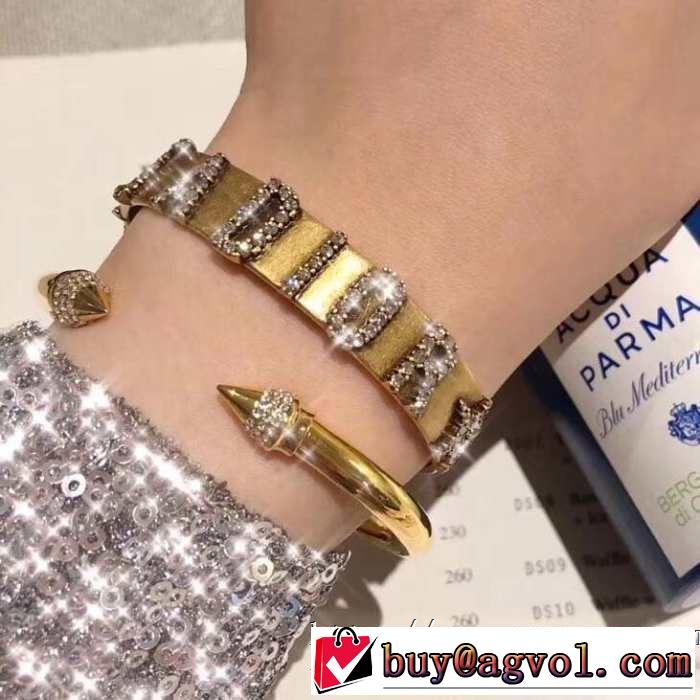 今季は特に注目ファション  ブレスレットおしゃれな夏ファッション2019 ディオール DIOR 今年の夏は着こなし 