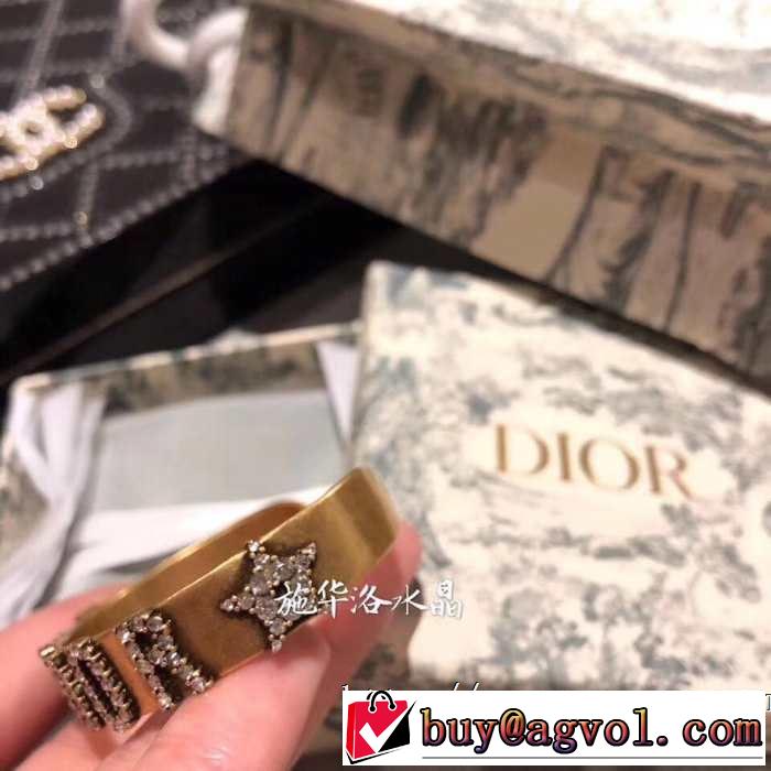 今季は特に注目ファション  ブレスレットおしゃれな夏ファッション2019 ディオール DIOR 今年の夏は着こなし