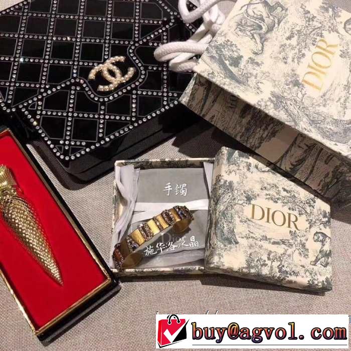 今季は特に注目ファション  ブレスレットおしゃれな夏ファッション2019 ディオール DIOR 今年の夏は着こなし