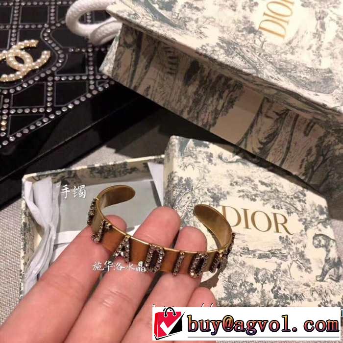 今季は特に注目ファション  ブレスレットおしゃれな夏ファッション2019 ディオール DIOR 今年の夏は着こなし