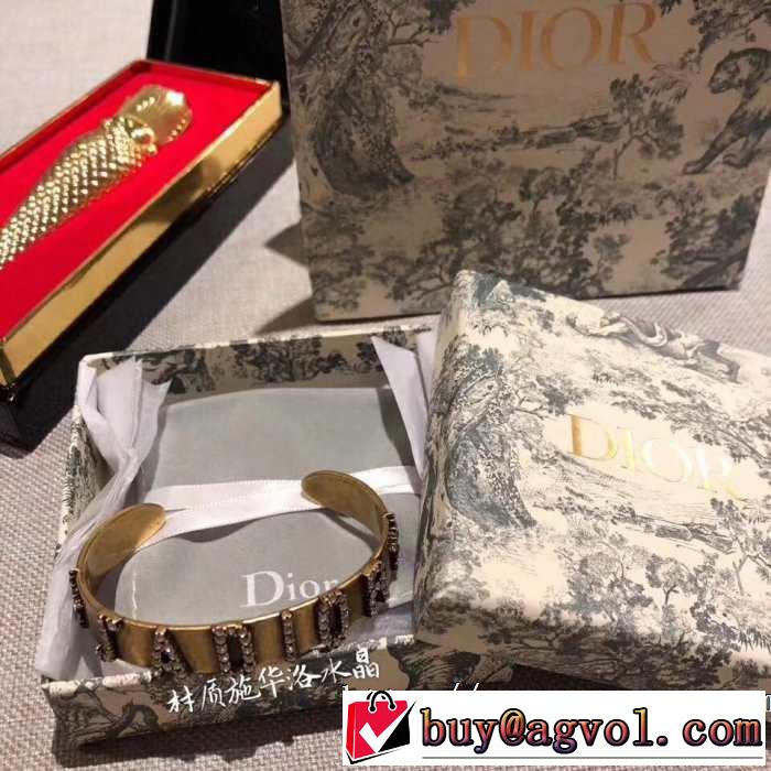 今季は特に注目ファション  ブレスレットおしゃれな夏ファッション2019 ディオール DIOR 今年の夏は着こなし