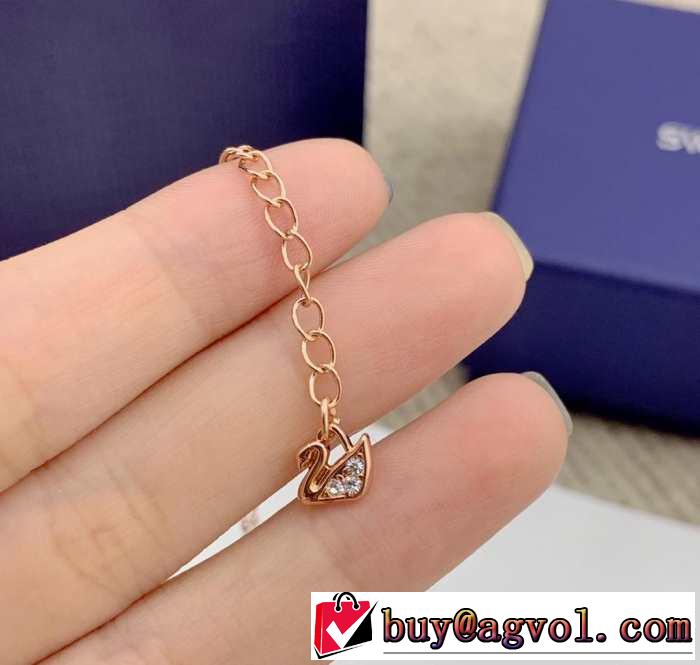 2019春夏トレンドアイテム スワロフスキー SWAROVSKI ネックレス 一気にトレンド感満載な着こなし