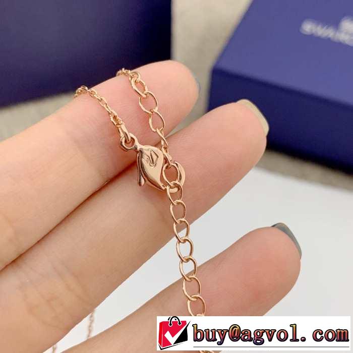 2019春夏トレンドアイテム スワロフスキー SWAROVSKI ネックレス 一気にトレンド感満載な着こなし