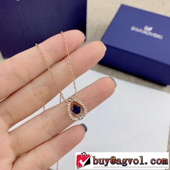 2019春夏トレンドアイテム スワロフスキー SWAROVSKI ネックレス 一気にトレンド感満載な着こなし