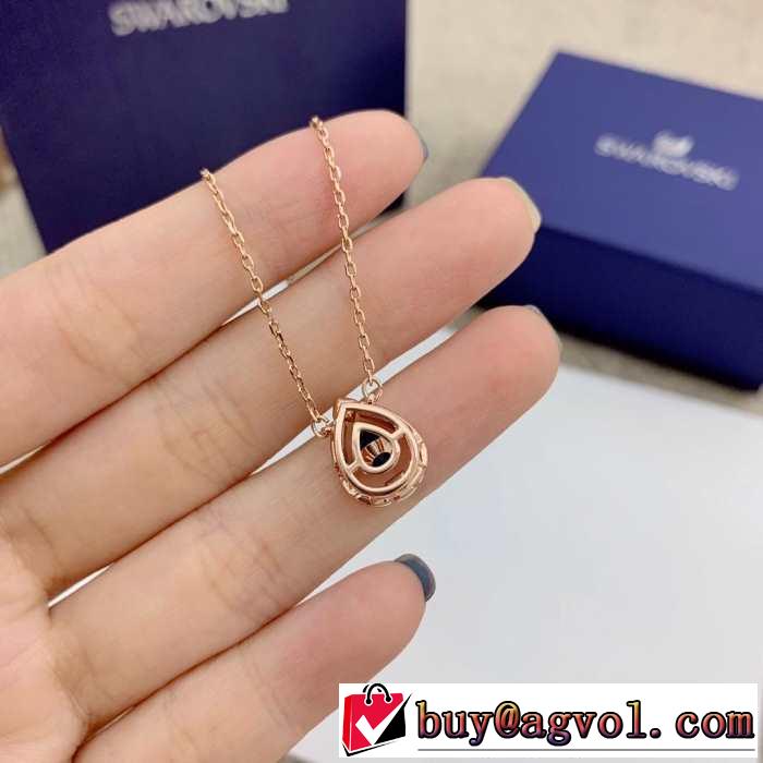 2019春夏トレンドアイテム スワロフスキー SWAROVSKI ネックレス 一気にトレンド感満載な着こなし