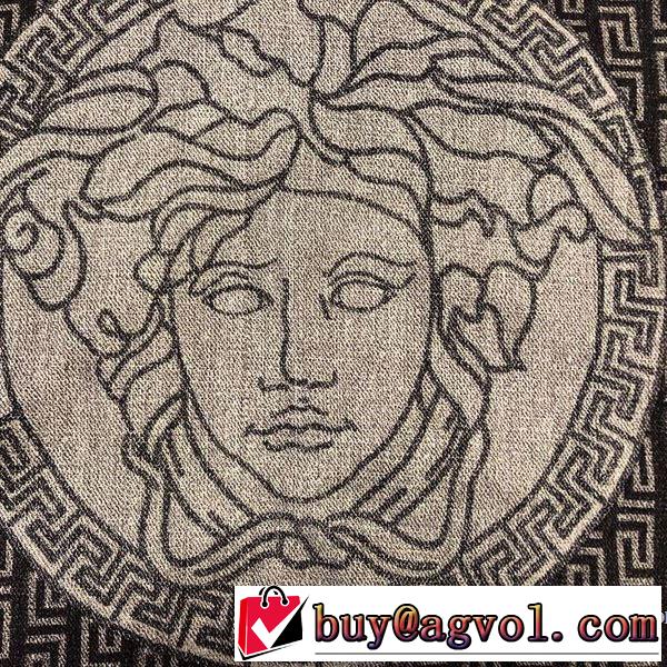 ヴェルサーチVERSACE ベストはキレイめな印象に プルオーバーパーカー 2019年夏の一押しファッションアイテム