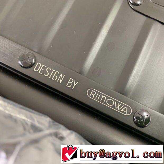 暑い季節も大活躍 リモワ Rimowa 《2019年》今、注目のストリートスーツケースすっきりした印象に