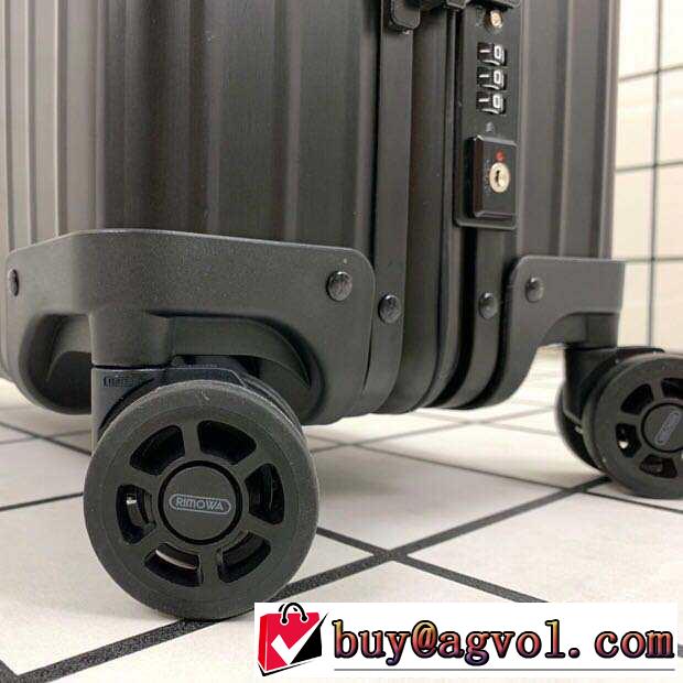 暑い季節も大活躍 リモワ Rimowa 《2019年》今、注目のストリートスーツケースすっきりした印象に