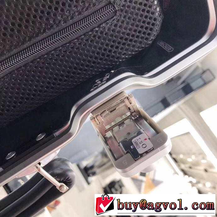リラックス感のあるゆったり リモワ Rimowa オススメしたい最新注目ファション 2019春夏 スーツケース