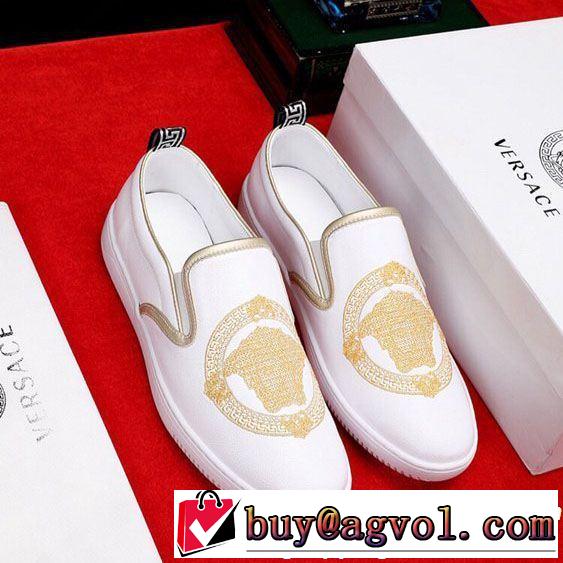 知的な夏のスタイル VERSACE ヴェルサーチ カジュアルシューズ 【2019年】夏のファッション きちんと感をプラス