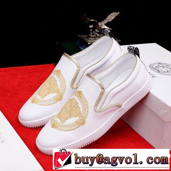 知的な夏のスタイル VERSACE ヴェルサーチ カジュアルシューズ 【2019年】夏のファッション きちんと感をプラス