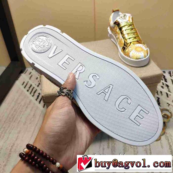 ヴェルサーチ今年の流行りファション VERSACE やっぱり優しい色 ランニングシューズ 【2019秋冬トレンド】押さえておきたい