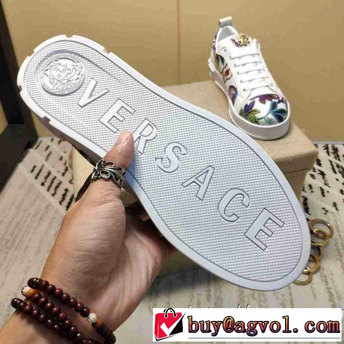 ランニングシューズ ヴェルサーチサイズのよさを感じる新作 VERSACE 秋にこれがはやりそう  注目の秋ファッション一番