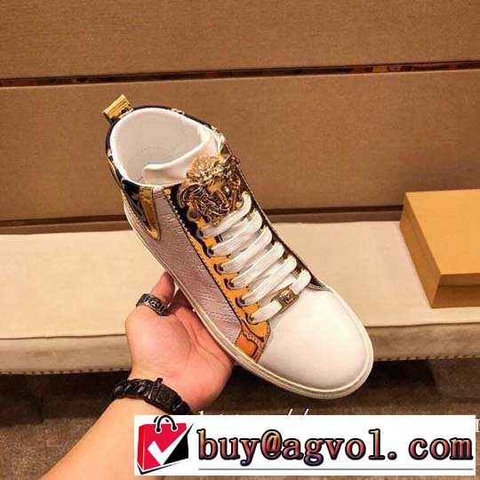 秋冬コーデと相性がいい ヴェルサーチおしゃれなファッションコーデ VERSACE ランニングシューズ 2019トレンド秋冬おすすめ安い