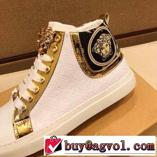 秋冬コーデと相性がいい ヴェルサーチおしゃれなファッションコーデ VERSACE ランニングシューズ 2019トレンド秋冬おすすめ安い