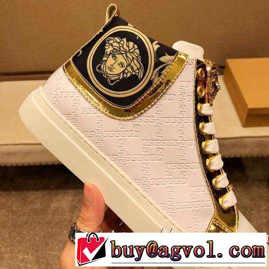 秋冬コーデと相性がいい ヴェルサーチおしゃれなファッションコーデ VERSACE ランニングシューズ 2019トレンド秋冬おすすめ安い