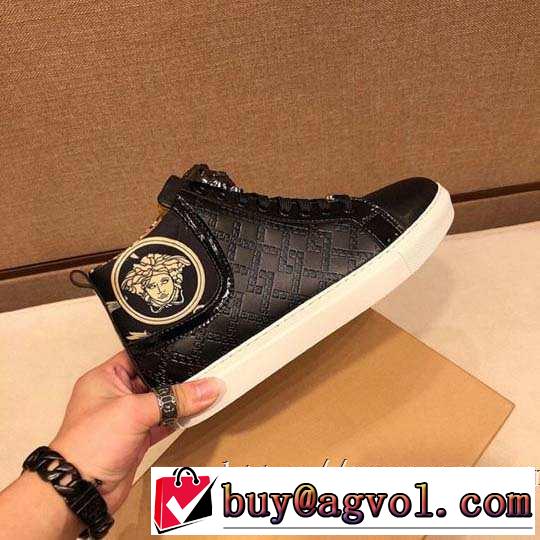 ランニングシューズ秋冬にお世話になる定番 ヴェルサーチ【最新】2019年秋冬のトレンド速報 VERSACE 優しいのに存在感