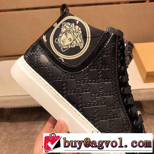 ランニングシューズ秋冬にお世話になる定番 ヴェルサーチ【最新】2019年秋冬のトレンド速報 VERSACE 優しいのに存在感