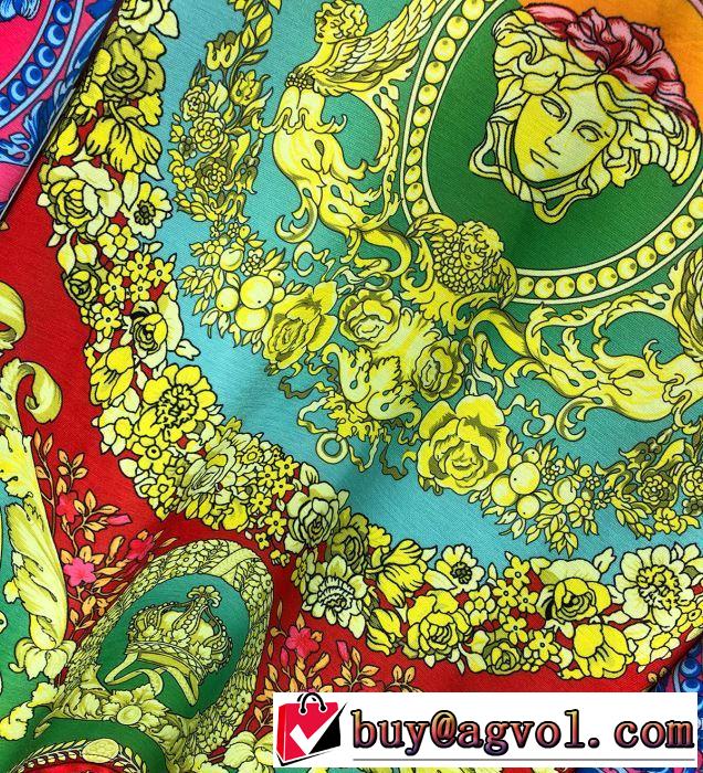 ヴェルサーチ VERSACE 長袖Tシャツ 2019年春夏のトレンドアイテム クラシカルな雰囲気