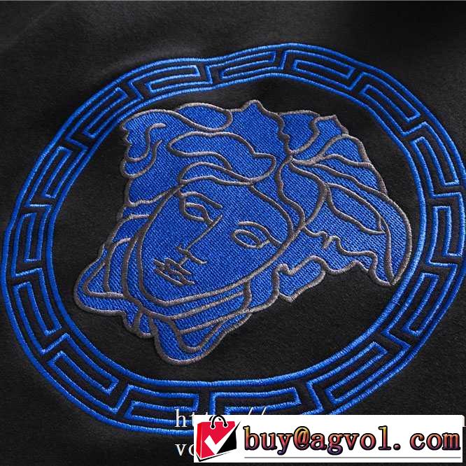 秋冬ファッションコーディネート ヴェルサーチ VERSACE 長袖Tシャツ 最速2019秋冬トレンドブランド