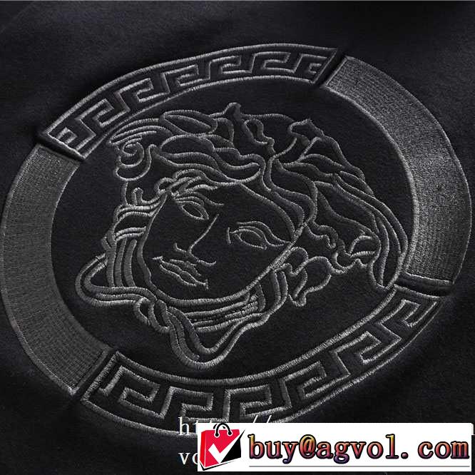 注目の秋ファッション一番 最新秋冬トレンドをチェック！2019-20秋冬 ヴェルサーチ VERSACE 長袖Tシャツ