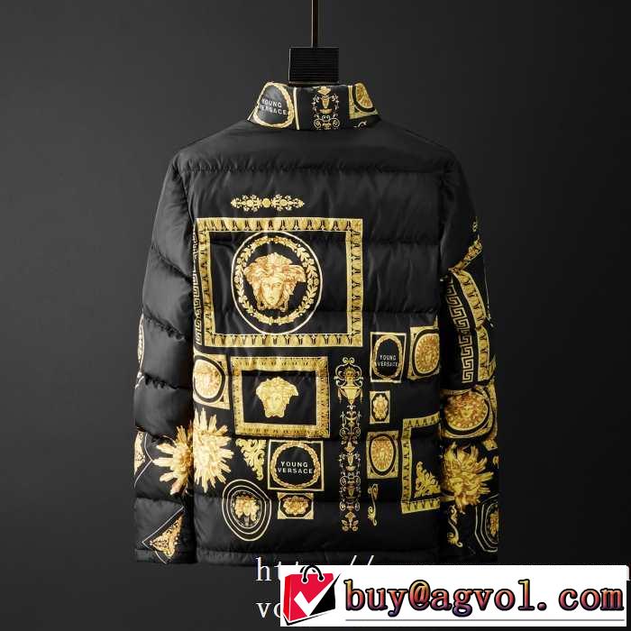 メンズ ダウンジャケット やっぱり優しい色 ヴェルサーチ 【2019秋冬トレンド】押さえておきたい VERSACE サイズのよさを感じる新作