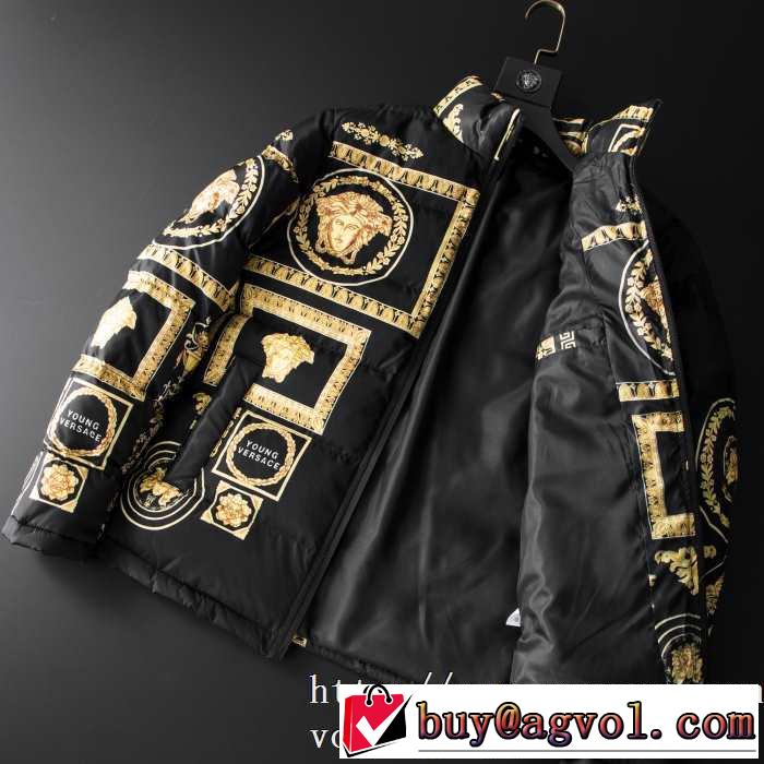 メンズ ダウンジャケット やっぱり優しい色 ヴェルサーチ 【2019秋冬トレンド】押さえておきたい VERSACE サイズのよさを感じる新作