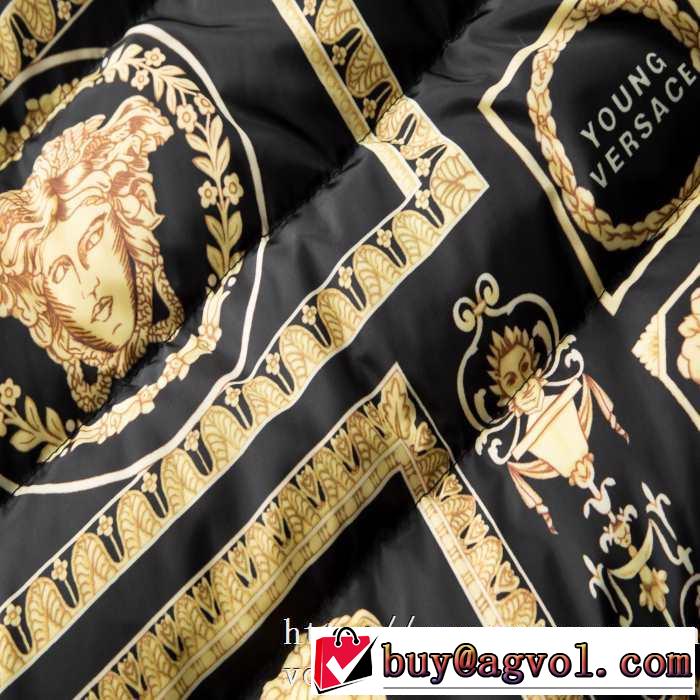 メンズ ダウンジャケット やっぱり優しい色 ヴェルサーチ 【2019秋冬トレンド】押さえておきたい VERSACE サイズのよさを感じる新作