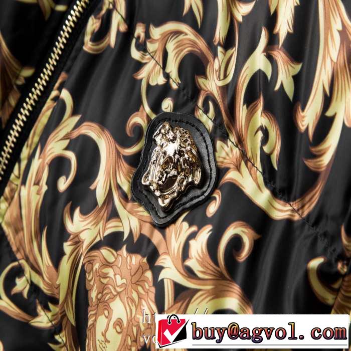 VERSACE  人気ファッション雑誌でも掲載 ヴェルサーチ最重要！2019秋冬トレンド メンズ ダウンジャケット最新トレンドコーデおすすめ 2色可選