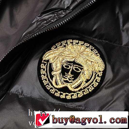 秋冬もちろん主役級 ヴェルサーチ 大人かわいい秋冬コーデを楽しみVERSACE2019秋のファッショントレンドはこれ メンズ ダウンジャケット