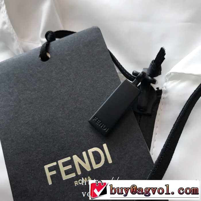 人気ブランドの新作秋冬トレンド 2019?2020秋冬流行色紹介 フェンディ FENDI フード付きコート