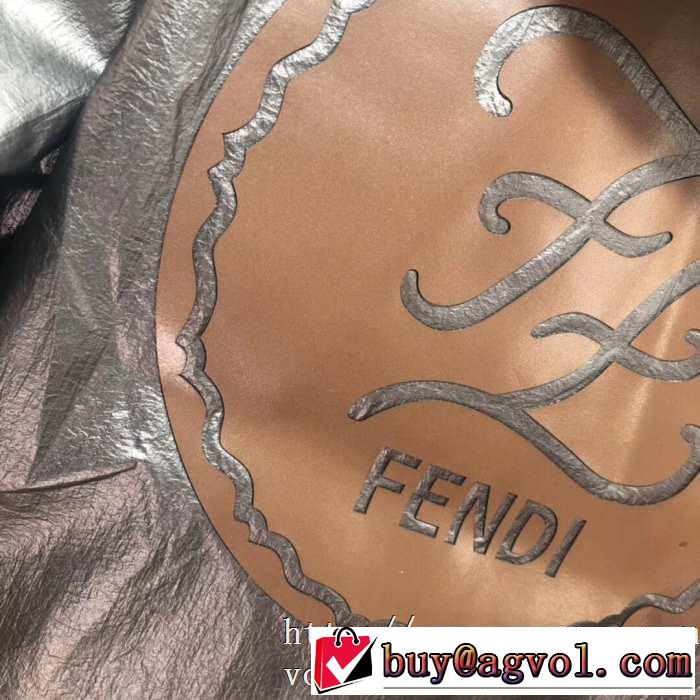 フェンディ FENDI フード付きコート 秋冬から人気継続中 先取り 2019/2020秋冬ファッション