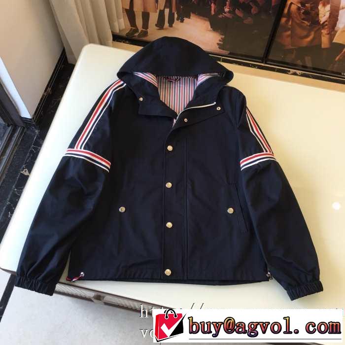 オシャレコーデ着こなしトムブラウン ジャケット サイズ感 リラックスTHOM BROWNE スーパーコピー 防寒性抜群新作
