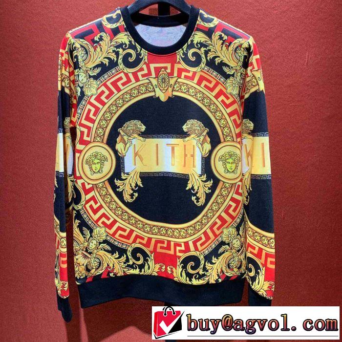 季節をまたい新作アイテム 2019年の夏のマスト ヴェルサーチVERSACE プルオーバーパーカー