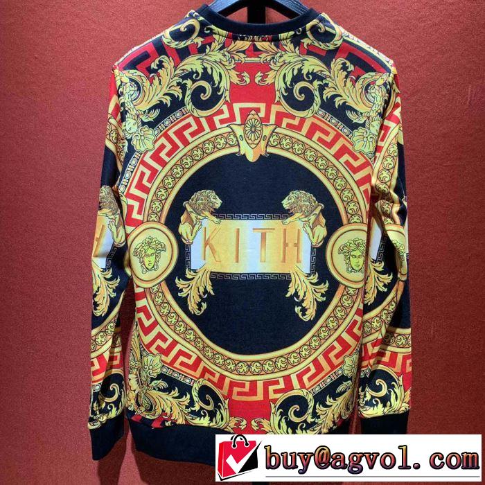 季節をまたい新作アイテム 2019年の夏のマスト ヴェルサーチVERSACE プルオーバーパーカー