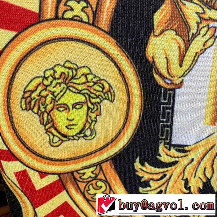 季節をまたい新作アイテム 2019年の夏のマスト ヴェルサーチVERSACE プルオーバーパーカー