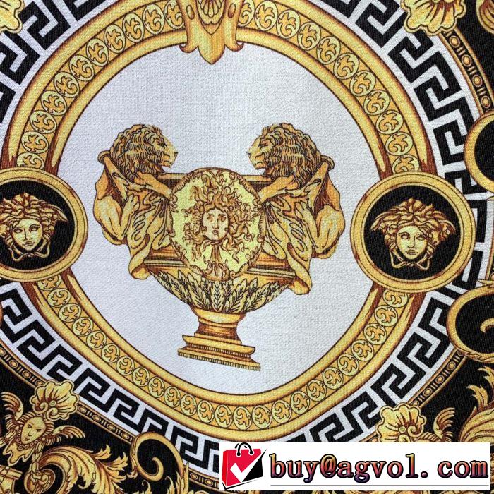 プルオーバーパーカー ヴェルサーチVERSACE おしゃれな夏ファッション2019 夏らしい季節感
