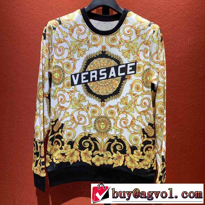 今シーズン人気のアイテム 2019年の春夏に着たい ヴェルサーチVERSACE プルオーバーパーカー