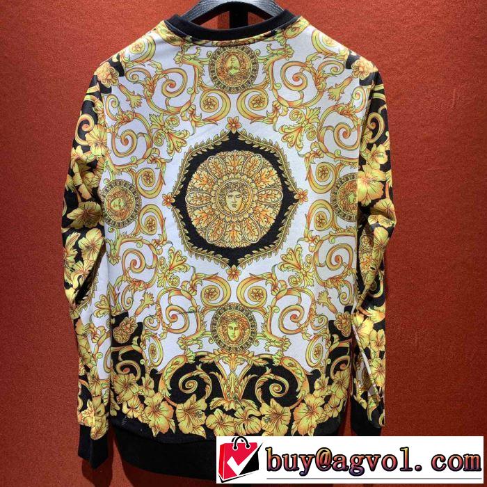 今シーズン人気のアイテム 2019年の春夏に着たい ヴェルサーチVERSACE プルオーバーパーカー