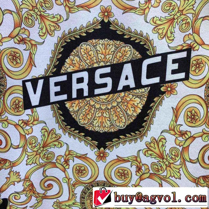 今シーズン人気のアイテム 2019年の春夏に着たい ヴェルサーチVERSACE プルオーバーパーカー