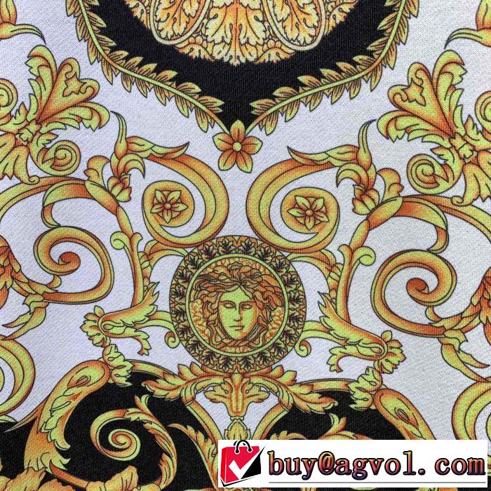 今シーズン人気のアイテム 2019年の春夏に着たい ヴェルサーチVERSACE プルオーバーパーカー