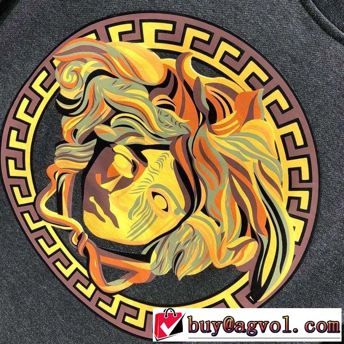 2019年春夏のトレンドアイテム ヴェルサーチVERSACE プルオーバーパーカー 2019年春夏のトレンドアイテム
