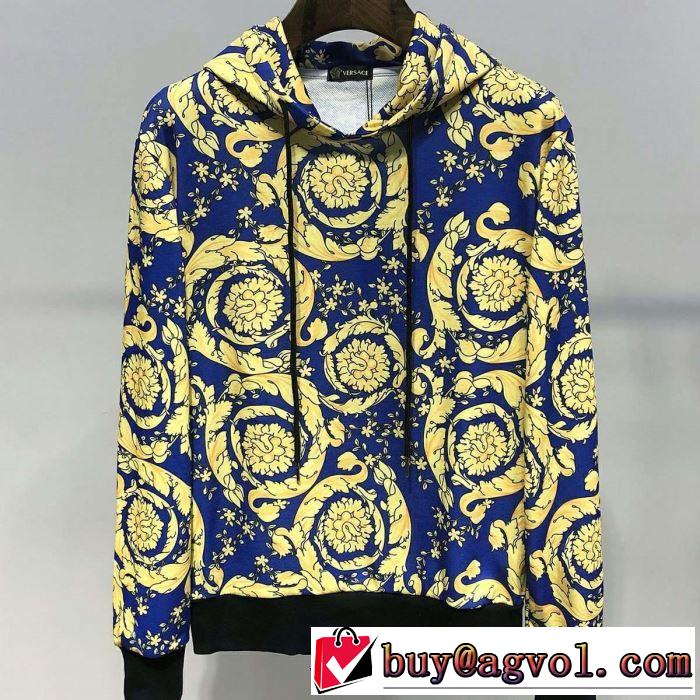 一気にトレンド感満載な着こなし 2019年春夏のトレンドアイテ ヴェルサーチVERSACE パーカー