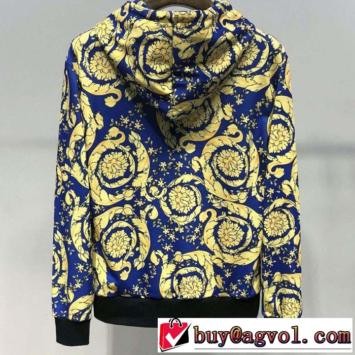 一気にトレンド感満載な着こなし 2019年春夏のトレンドアイテ ヴェルサーチVERSACE パーカー
