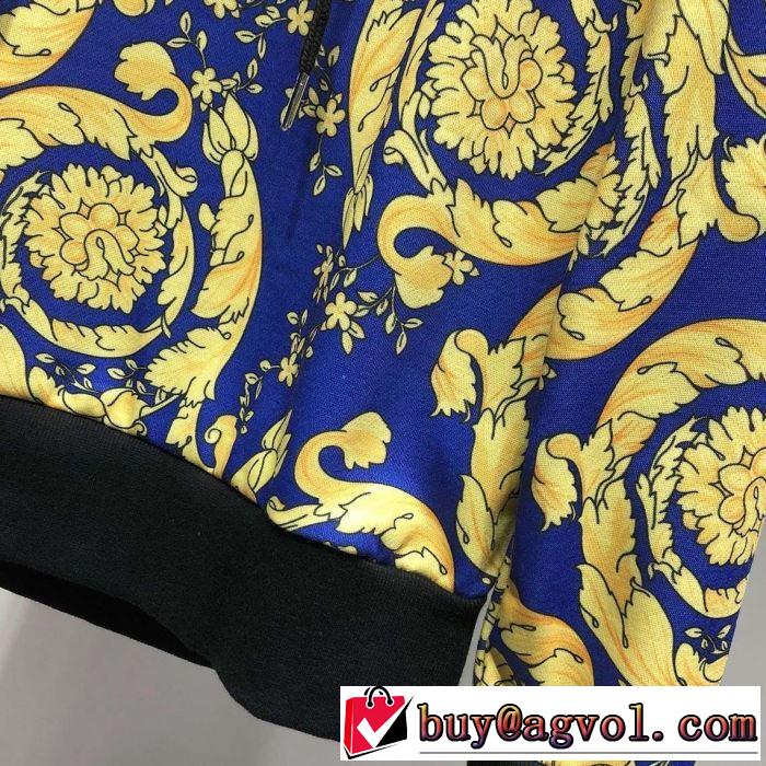 一気にトレンド感満載な着こなし 2019年春夏のトレンドアイテ ヴェルサーチVERSACE パーカー