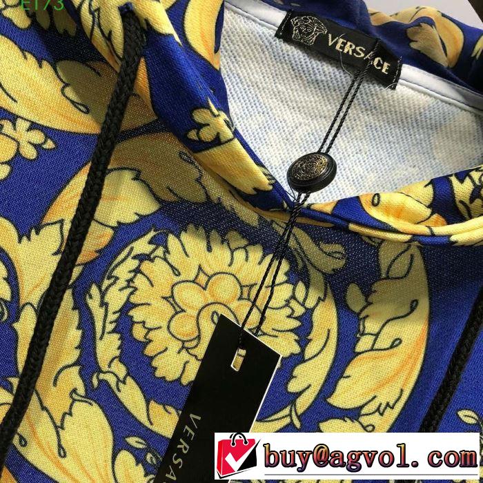 一気にトレンド感満載な着こなし 2019年春夏のトレンドアイテ ヴェルサーチVERSACE パーカー