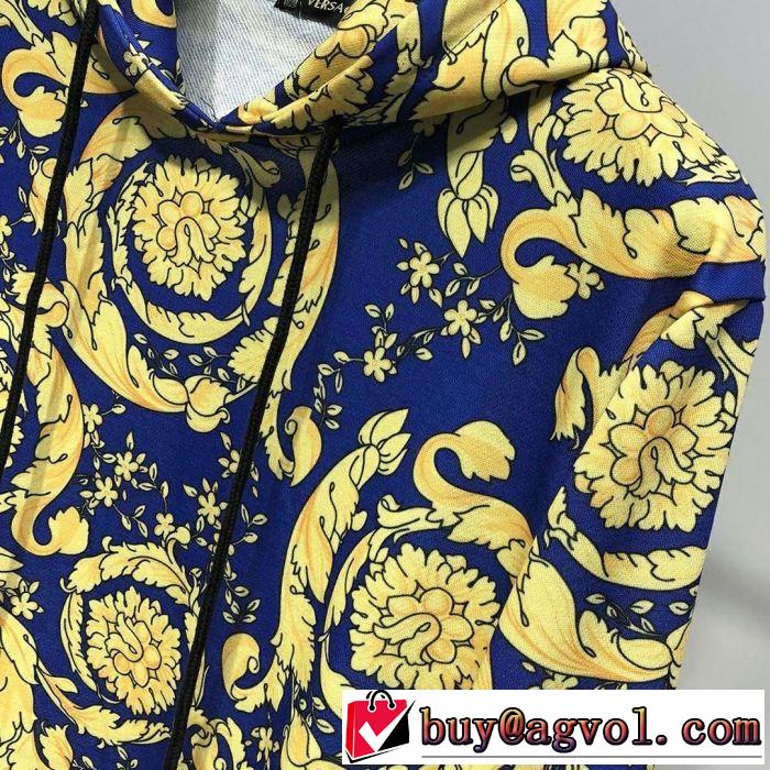一気にトレンド感満載な着こなし 2019年春夏のトレンドアイテ ヴェルサーチVERSACE パーカー