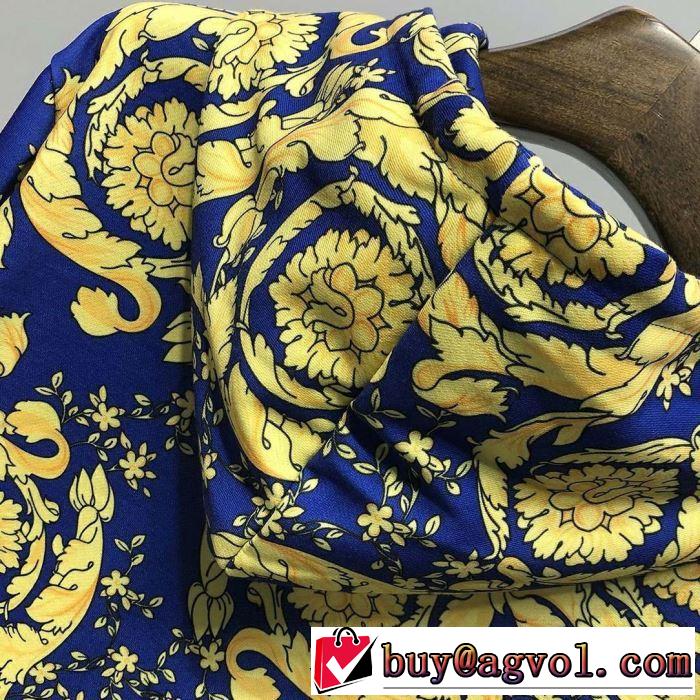 一気にトレンド感満載な着こなし 2019年春夏のトレンドアイテ ヴェルサーチVERSACE パーカー