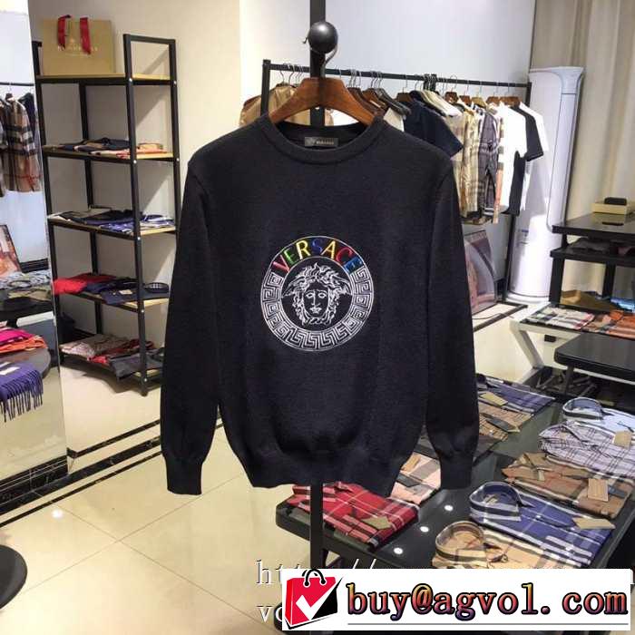 ヴェルサーチ VERSACE プルオーバーパーカー 2色可選 【2019秋冬】の注目トレンド オシャレスタイルが今年流